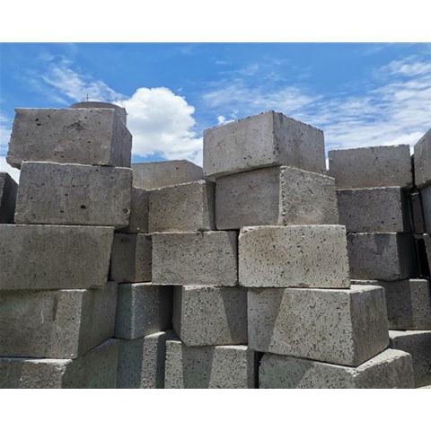 預(yù)制光伏墩和現(xiàn)場(chǎng)澆筑光伏墩相比，各自在施工效率和成本控制上有什么特點(diǎn)？